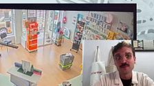 Un farmacéutico se enfrenta a un ladrón para proteger a su madre: "No pensé ni en la pistola que llevaba"