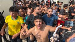 Cientos de inmigrantes entrando en la playa del Tarajal a nado desde Marruecos