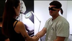 Borja se hace un tatuaje a ciegas diseñado por Laura