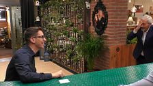 Un soltero demuestra su destreza imitando el clásico salto de David Bisbal y Carlos Sobera se lleva un buen susto: "Te he visto en el suelo"