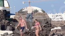 Pillan a Pedro Sánchez dándose un chapuzón en Lanzarote: una ‘playlist’ veraniega y un bañador azul