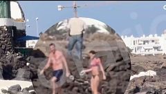 Pillan a Pedro Sánchez dándose un chapuzón en Lanzarote: una ‘playlist’ veraniega y un bañador azul