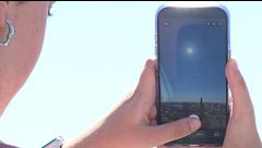 Los consejos de los expertos para fotografiar el eclipse con el móvil: "La cámara se puede estropear"