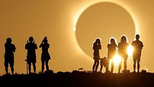 El eclipse "más fotogénico" deja impactantes imágenes del momento en el que la Luna oscurece el día