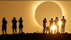El eclipse "más fotogénico" deja impactantes imágenes del momento en el que la Luna oscurece el día