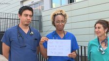 Los médicos de Urgencias de Ceuta invitan a Paco Álvarez, colaborador de ‘En boca de todos’, a visitar el hospital: “Esto es un vale para que venga y vea cómo está”