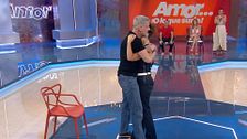 Carlos intenta recuperar la confianza de María y le entrega la flor blanca de la exclusividad: "No me lo esperaba"