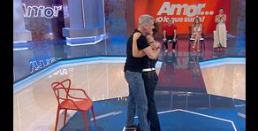 Carlos intenta recuperar la confianza de María y le entrega la flor blanca de la exclusividad: "No me lo esperaba"