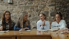 El juego del 'Yo nunca' destapa las confesiones más inesperadas de los caminantes