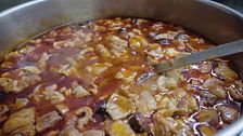 Los sabores más castizos de Madrid: los famosos callos de Botín y los caracoles del Rastro