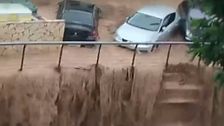 Una fuerte tormenta deja calles anegadas y decenas de avisos por vehículos y personas atrapadas en Cambil, Jaén