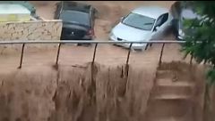 Una fuerte tormenta deja calles anegadas y decenas de avisos por vehículos y personas atrapadas en Cambil, Jaén