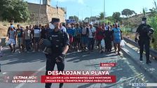 La Policía desaloja a 4.000 inmigrantes de la playa del Trampolín a las carpas habilitadas por el Gobierno: “El desconcierto es absoluto”