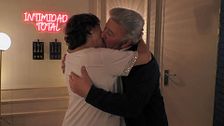 Satur y Asun suben la temperatura de su cita con un apasionado beso: “Me vuelves loca”