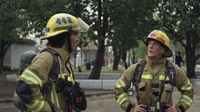 Corre cada carrera cargando 20 kilos para visibilizar el trabajo de los bomberos voluntarios