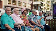 Raúl Gómez busca el secreto de la vida en Benidorm: así han sido las respuestas de los jubilados