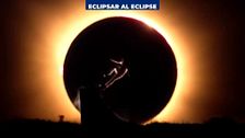 El skater Danny León se alinea con el eclipse de Sol en una espectacular imagen