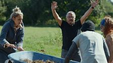El trabajo en la granja pone a prueba la coordinación de padres e hijos: "No aconsejo esta experiencia a nadie"