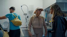 Los caminantes convierten sus cargas emocionales en un reto físico para aprender a soltarlas: “Ya es hora de quitárnoslos”