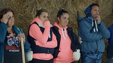 El hallazgo de un móvil desata la tensión entre los caminantes: "Alguien tiene algo que decir"