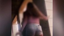 Salvaje paliza a una chica a golpes y patadas. "Arrodíllate"