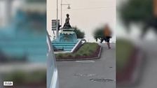 Un hombre agrede e increpa a un conductor de autobús en Salinas