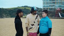 El surf como herramienta de inclusión: Aritz Aranburu invita a Raúl Gómez a una jornada con los jóvenes de Kind Surf