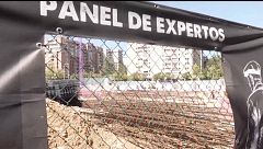 'La ventana del cotilla': la curiosa idea de una constructora de Pamplona para el entretenimiento de los jubilados