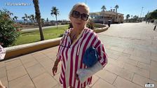 Las primeras imágenes de Carmen Borrego en la playa tras su aparatoso accidente