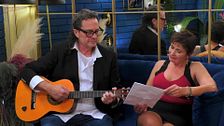 Un soltero sorprende a su cita cantándole a guitarra una canción de Elvis Presley: "Creo que está un poquito desfasado"