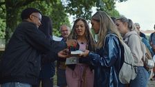 Los caminantes consiguen su último sello de la Compostela en la capilla de San Marcos: “Es una emoción tremenda”