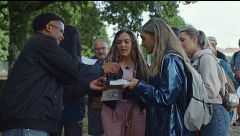 Los caminantes consiguen su último sello de la Compostela en la capilla de San Marcos: “Es una emoción tremenda”