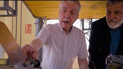 Todos los secretos del corazón del reloj de la Puerta del Sol de la mano de uno de sus relojeros: así funciona por dentro