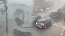 Retenciones en las carreteras en plena tormenta y primeras calles anegadas por el agua en Algemesí, Alzira y Cullera