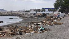 Paralizan la limpieza de la playa de El Trampolín de Ceuta tras regresar decenas de migrantes a la zona