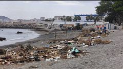 Paralizan la limpieza de la playa de El Trampolín de Ceuta tras regresar decenas de migrantes a la zona
