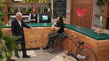 Un soltero llega a ‘First Dates’ junto a su llamativa spider-rider: “Soy un poquito como Spiderman”