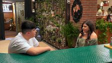 María no conecta con Juanan: "Mi primera impresión al verle fue de 'uf, qué horror"