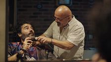 Raúl Gómez se somete un cambio de look con un barbero de Estambul antes de la media maratón: “Nunca me he visto tan guapo”