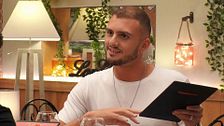 A Juan no le convence la edad de Sergio: “Tienes los mismos años que mi hermana pequeña”