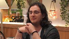 Un soltero recuerda el bullying que sufrió y comparte con su cita cómo le ha cambiado: “Estoy muy contento con quien soy”