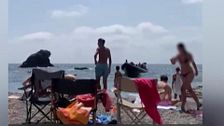 Las impactantes imágenes de inmigrantes ilegales desembarcando en una playa de Cartagena desde una patera