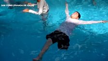 Los niños amputados en Gaza aprenden a nadar para superar los traumas: "Cuando entran en el agua su ánimo cambia"