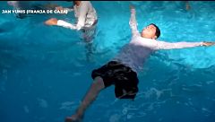 Los niños amputados en Gaza aprenden a nadar para superar los traumas: "Cuando entran en el agua su ánimo cambia"