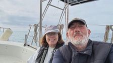 La esposa del burgalés desaparecido tras caer al mar desde su barco en una travesía a Grecia pasó tres días a la deriva y sin cobertura: “Está destrozada”