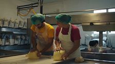 Raúl Gómez descubre cómo es el día a día en una quesería: así se hace el queso de Mahón