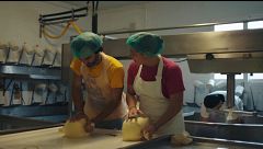 Raúl Gómez descubre cómo es el día a día en una quesería: así se hace el queso de Mahón