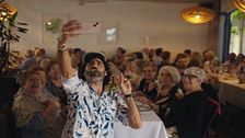 Raúl Gómez se cuela en la fiesta de los 80 años: 150 octogenarios se juntan en Mahón para celebrar la vida