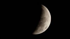 Así se ha vivido esta madrugada el eclipse parcial de Luna en España