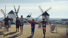 Raúl Gómez se contagia del espíritu manchego y consigue completar la maratón clandestina entre gigantes y molinos